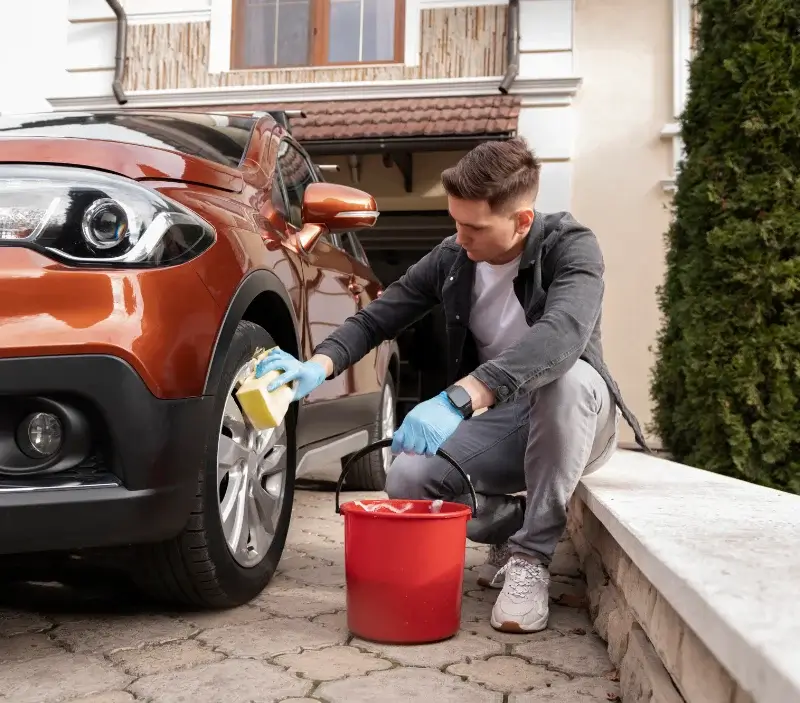 Lavage auto à domicile Saint-Paul-Mont-Penit : professionnel intervenant sur un véhicule
